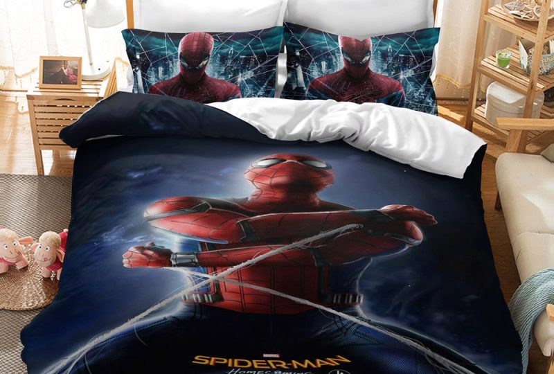 Parure de lit Spiderman prêt à se battre installée sur un lit dans une chambre d'enfant