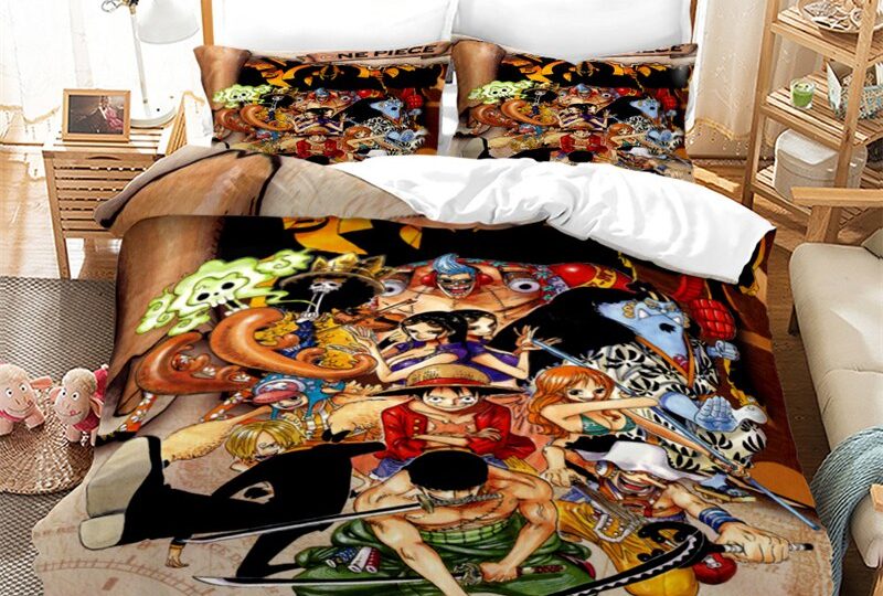 Parure de lit avec tous les personnages du manga One Piece, dans une chambre avec une table de chevet en bois à gauche et un meuble étagère à gauche