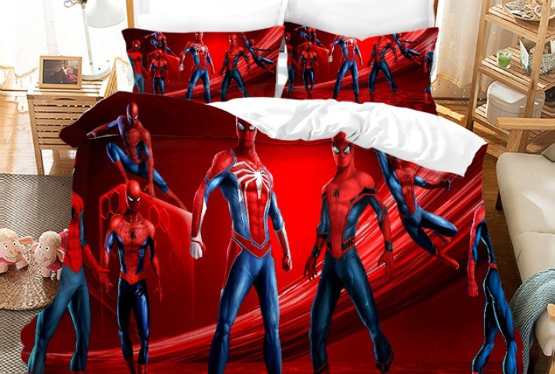 Parure de lit Spiderman dans diverses postures sur fond rouge et installée sur le lit d'une chambre d'enfant