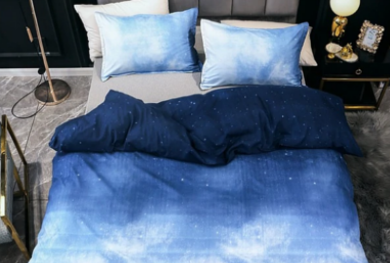 Parure de lit motif ciel bleu étoilé. Bonne qualité, confortable et à la mode sur un lit dans une maison