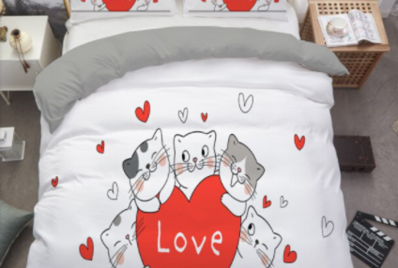 Housse de couette avec chats mignons. Bonne qualité, confortable et à la mode sur un lit dans une maison