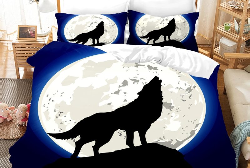 Parure de lit Loup au clair de lune. Bonne qualité, confortable et à la mode sur un lit dans une maison