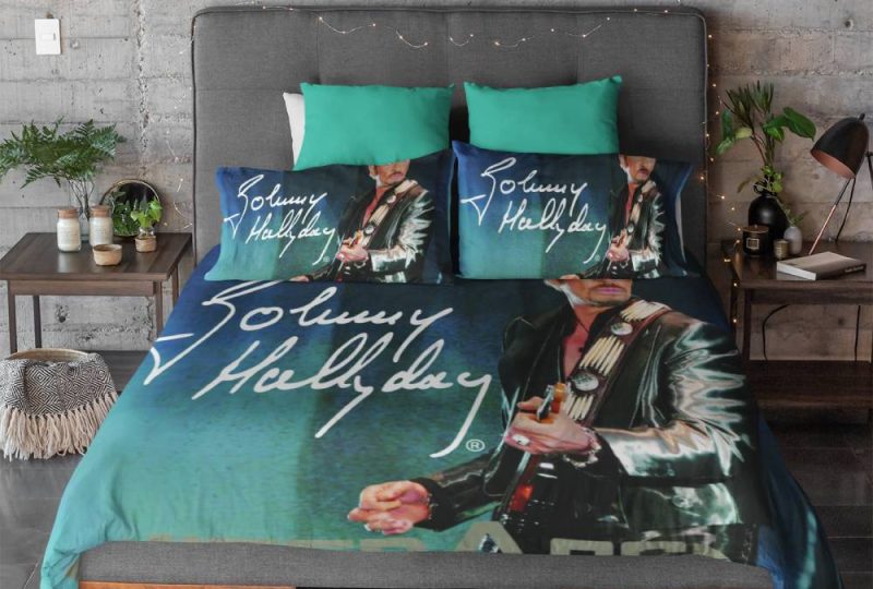 Parure de lit Johnny Hallyday 2003 avec sa signature. Bonne qualité, confortable et à la mode sur un lit dans une maison