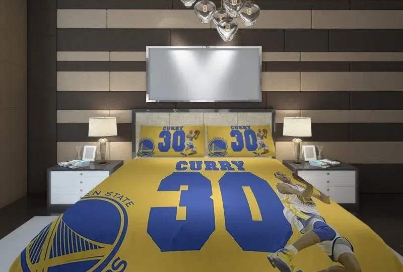 Parure de lit basketball Curry jaune en coton avec un fond une chambre