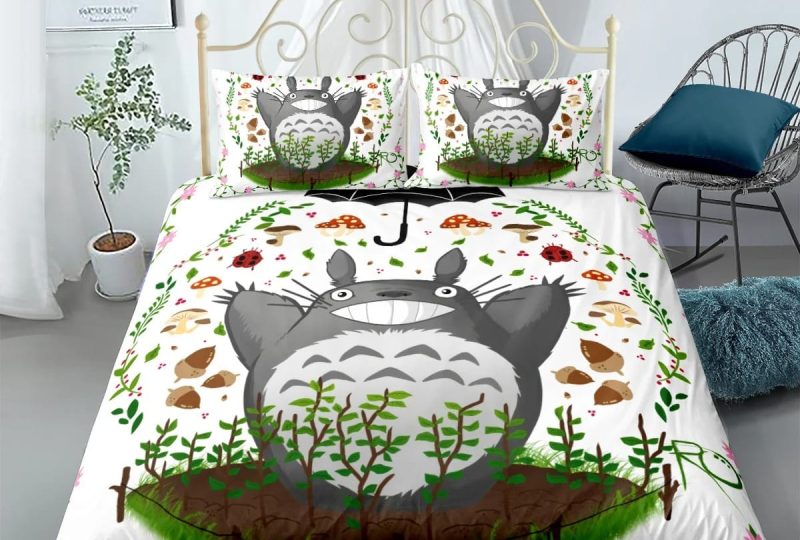Parure de lit blanche imprimé Totoro avec motifs plantes avec un fond une chambre