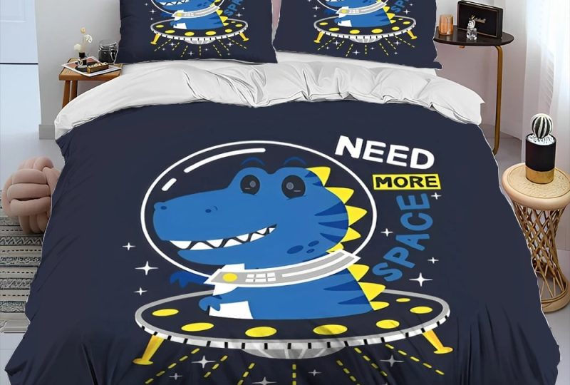 Parure de lit dinosaure avec la phrase " Need more space " avec un fond une chambre