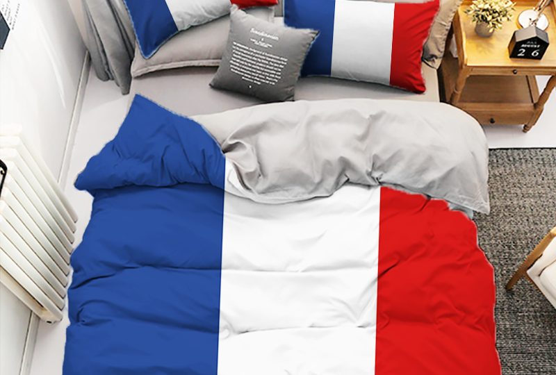 Parure de lit drapeau français. Bonne qualité, confortable et à la mode sur un lit dans une maison
