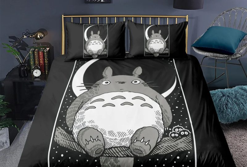Parure de lit noir à motif Totoro et la lune avec un fond noir