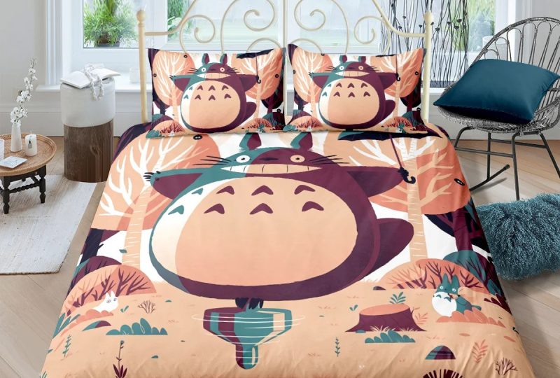 Parure de lit orange imprimé Totoro qui s'amuse avec un fond une chambre