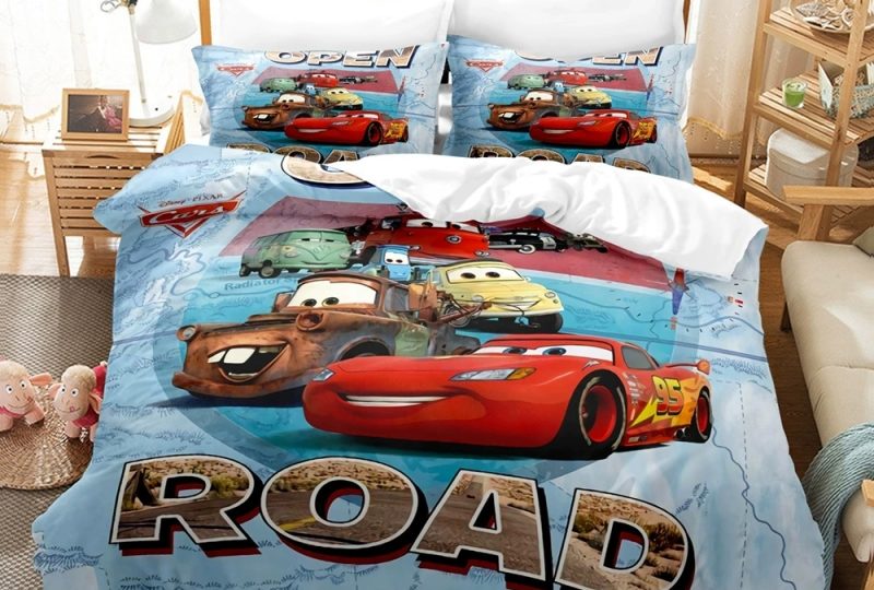 Parure de lit Flash McQueen dans la neige sur un lit deux places avec des coussins assortis. On voit une fenêtre en tête de lit.