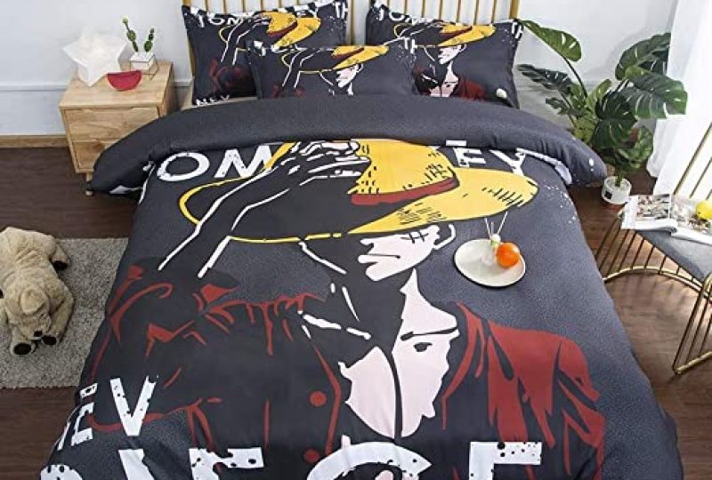 Parure de lit gris motif Monkey D. Luffy. Bonne qualité, confortable et à la mode sur un lit dans une maison