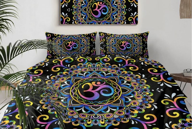 Parure de lit mandala Aum. Bonne qualité, confortable et à la mode sur un lit dans une maison