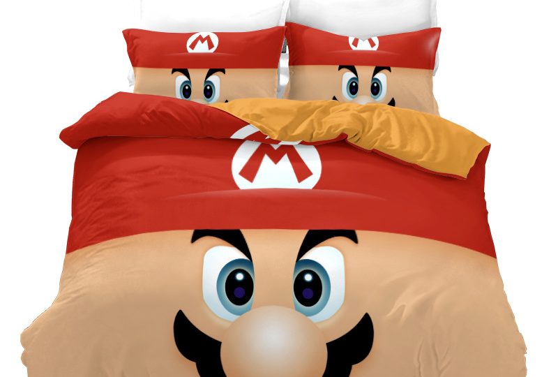 Parure de lit avec logo et visage de Mario. Bonne qualité, confortable et à la mode sur un lit dans une maison