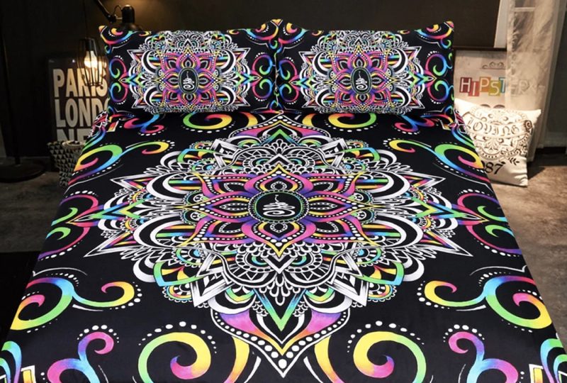 Parure de lit mandala multicolore, bonne qualité, confortable et à la mode sur un lit dans une maison