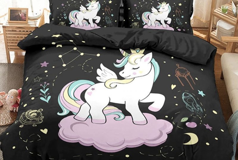 Parure de lit licorne dans les astres. Bonne qualité, confortable et à la mode sur un lit dans une maison