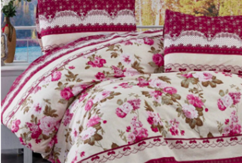 Parure de lit fleurie majestueuse. Bonne qualité, confortable et à la mode sur un lit dans une maison