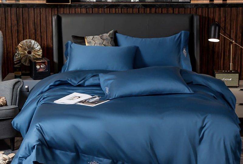 Parure de lit noire en coton Égyptien, bonne qualité, confortable et à la mode sur un lit dans une maison