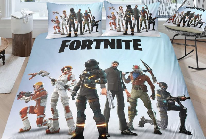 Parure de lit Fortnite blanc. Bonne qualité, confortable et à la mode sur un lit dans une maison