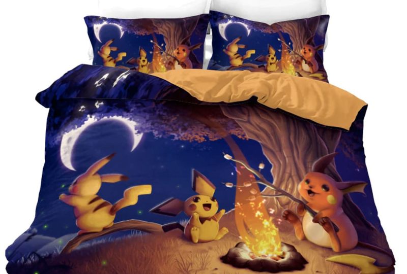 Parure de lit feu de camp Pikachu. Bonne qualité, confortable et à la mode sur un lit dans une maison