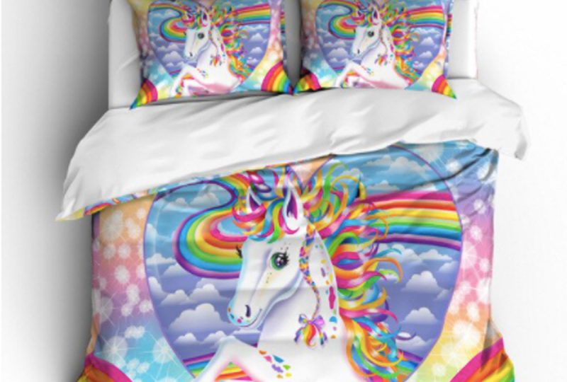 Parure de lit licorne coeur et arc-en-ciel. Bonne qualité et à la mode sur un lit dans une maison