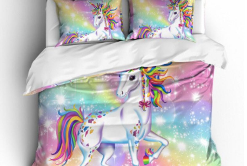 Parure de lit licorne féérique. Bonne qualité et à la mode sur un lit dans une maison