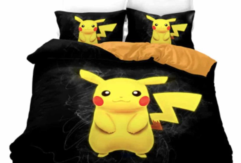 Parure de lit Pikachu. Bonne qualité, confortable et à la mode sur un lit dans une maison