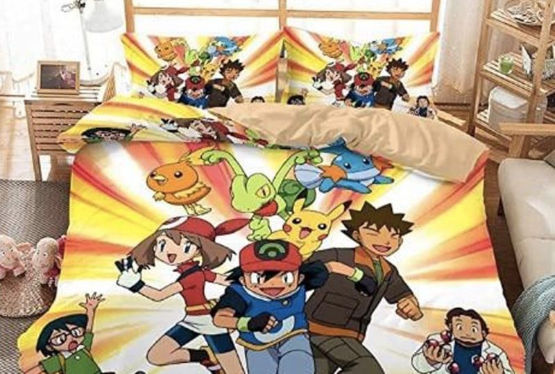 Parure de lit Pokémon et dresseurs. Bonne qualité, confortable et à la mode sur un lit dans une maison