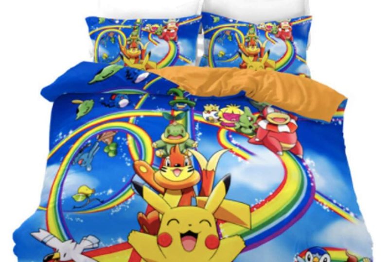 Parure de lit Pokémon arc-en-ciel. Bonne qualité, confortable et à la mode sur un lit dans une maison