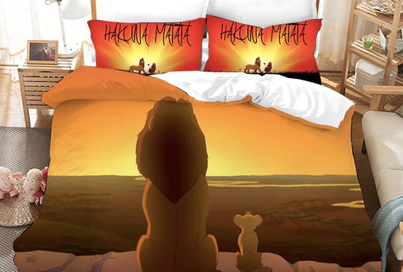 Parure de lit Simba et Mufasa. Bonne qualité et à la mode sur un lit dans une maison