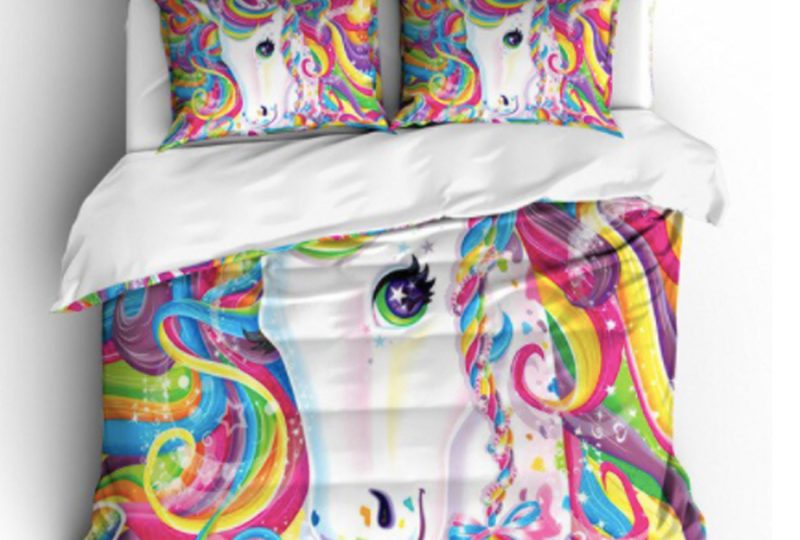 Parure de lit tête de licorne, bonne qualité et à la mode sur un lit dans une maison