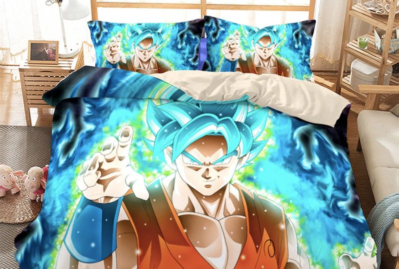 Parure comprennant une couette et deux oreillers. Il y a un dessin de Sangoku en Super Saiyan Blue. Sangoku a donc les cheveux bleux. La parure à donc des grosses dominances de couleur bleues.